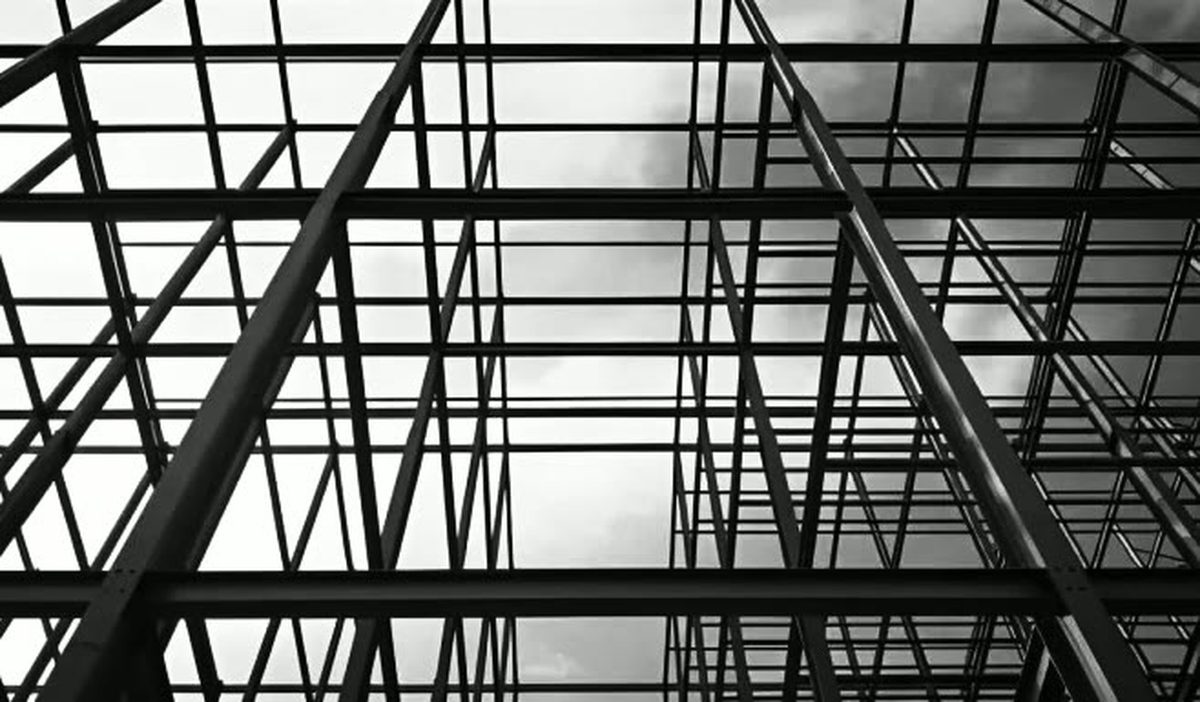 Estructura de techo metálico de nave industrial