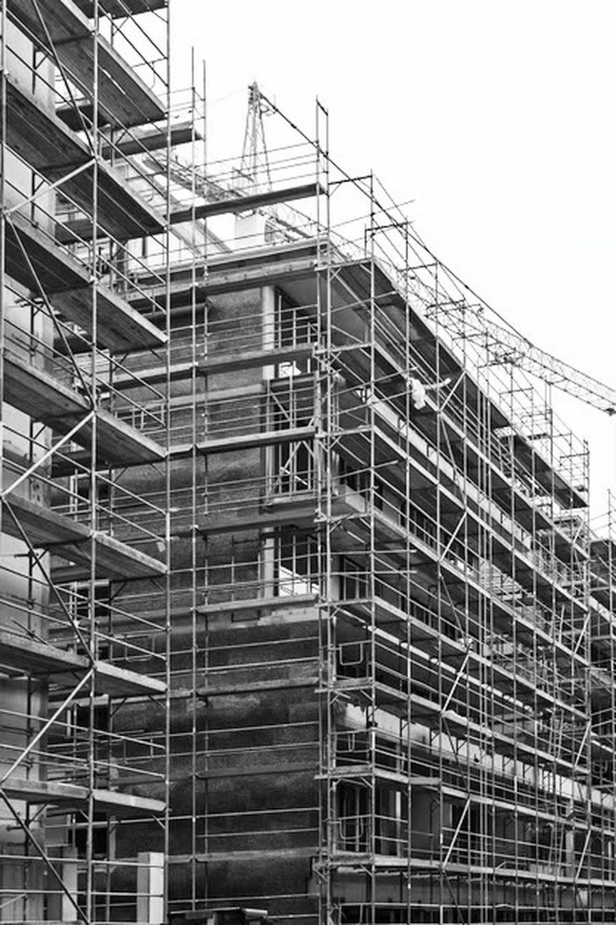 Estructura y andamios en edificio en construcción