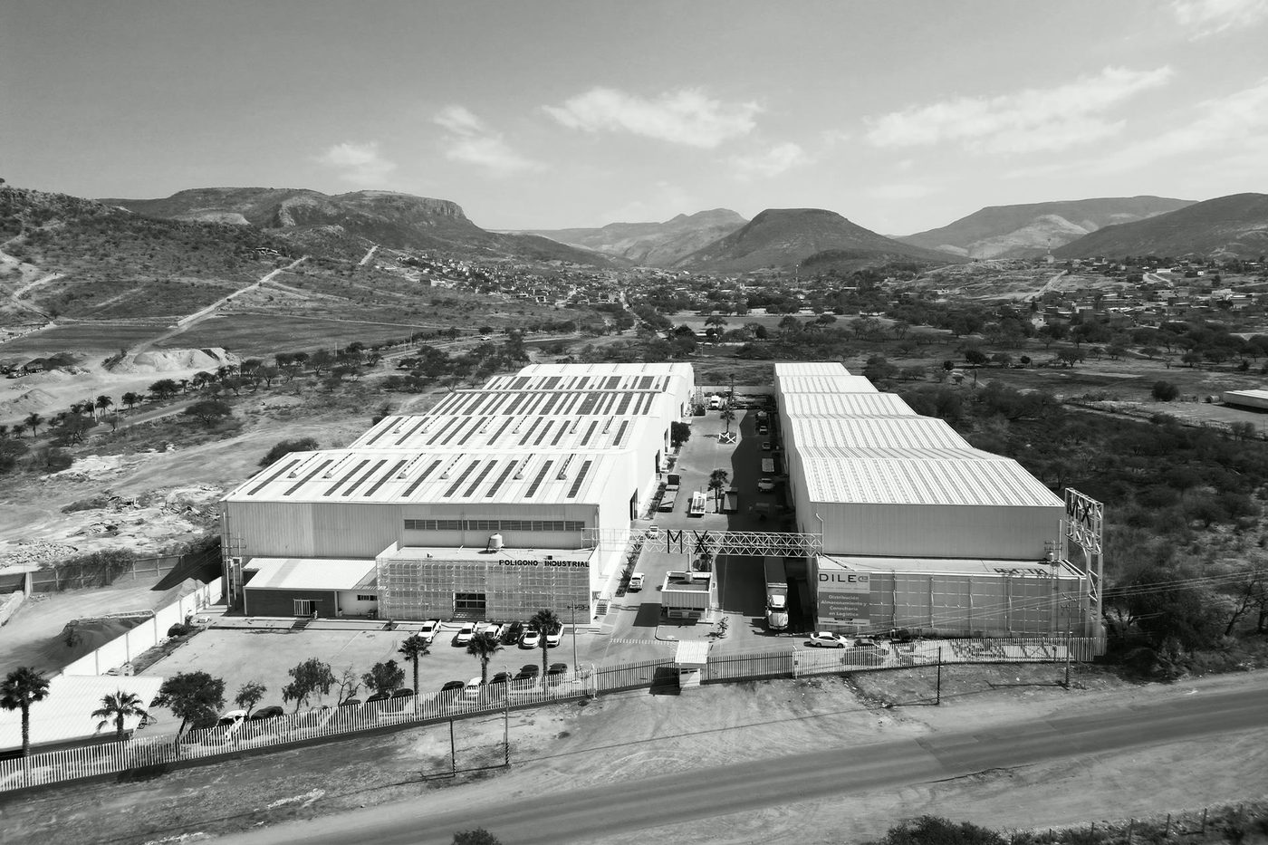 Parque industrial con naves de estructura metálica