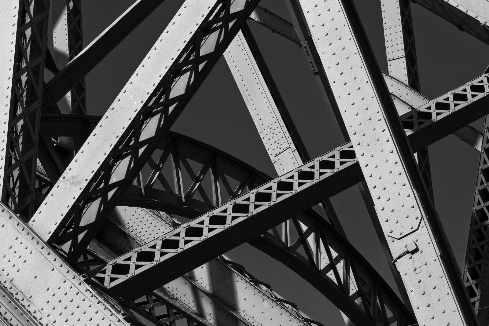 Estructura metálica de acero vista desde abajo