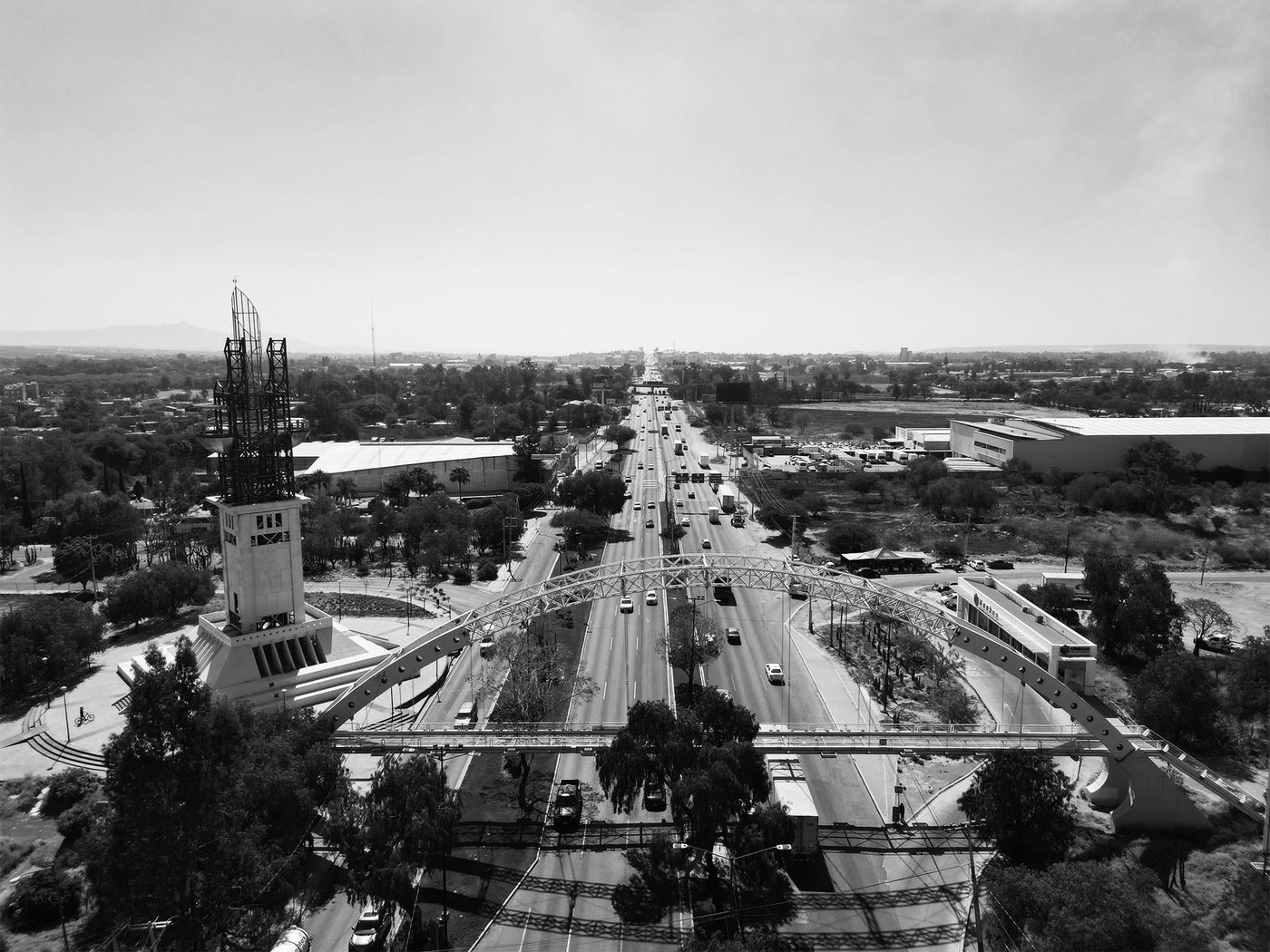 Vista aérea de desarrollo urbano con estructuras metálicas